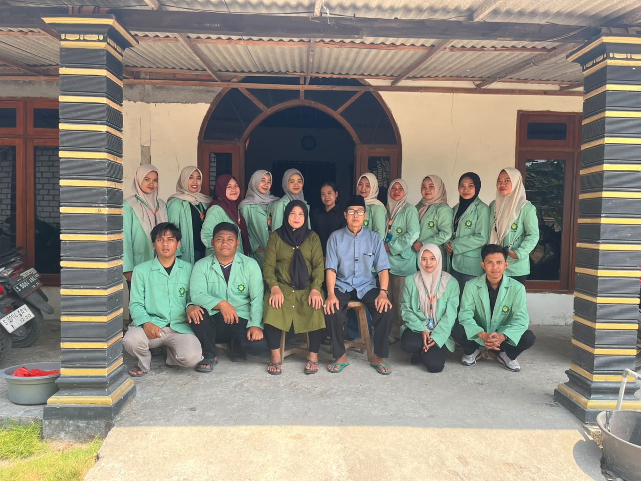 Foto Bersama Bapak Ibu Posko