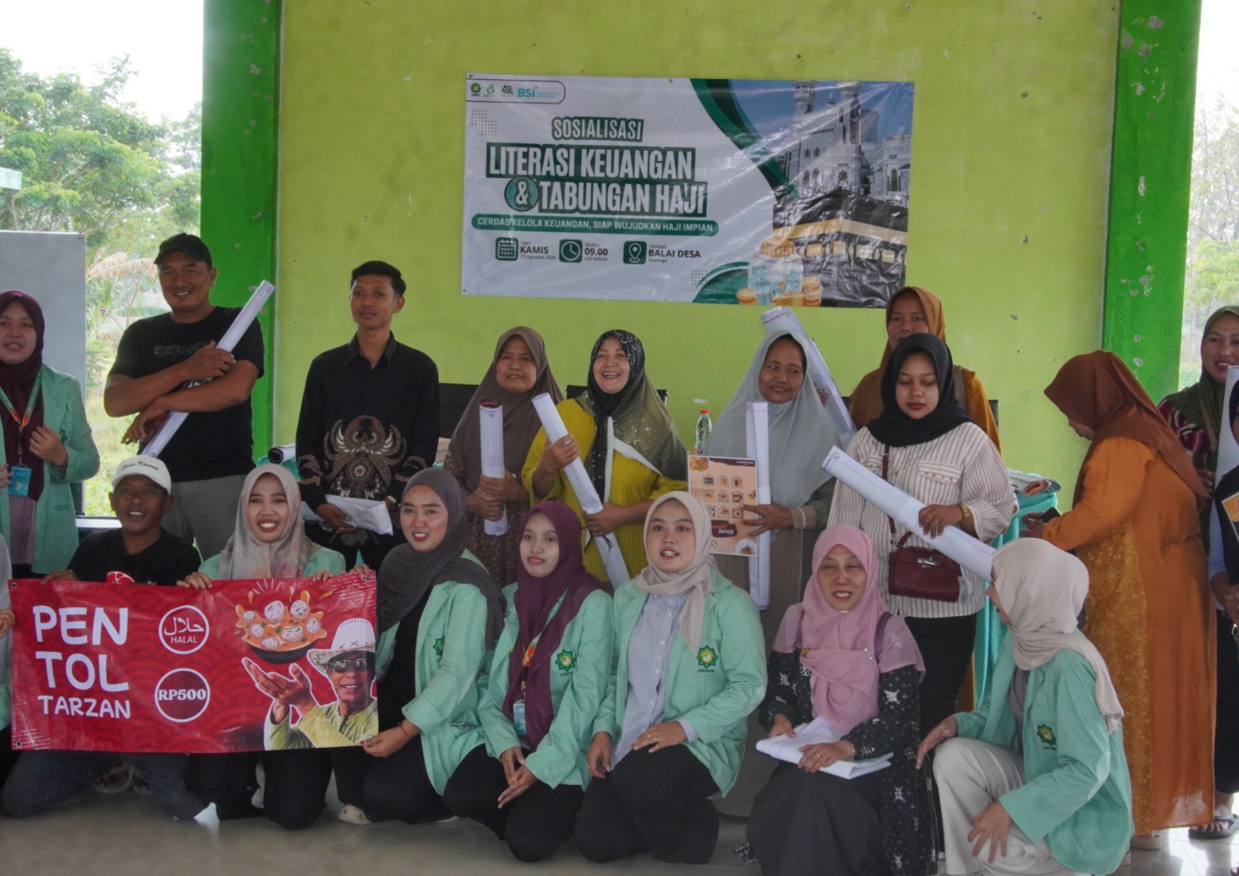 KKN 49 UNUGIRI Kesongo Bersama BSI Edukasi Literasi Keuangan dan Tabungan Haji, Sekaligus Serahkan Banner UMKM