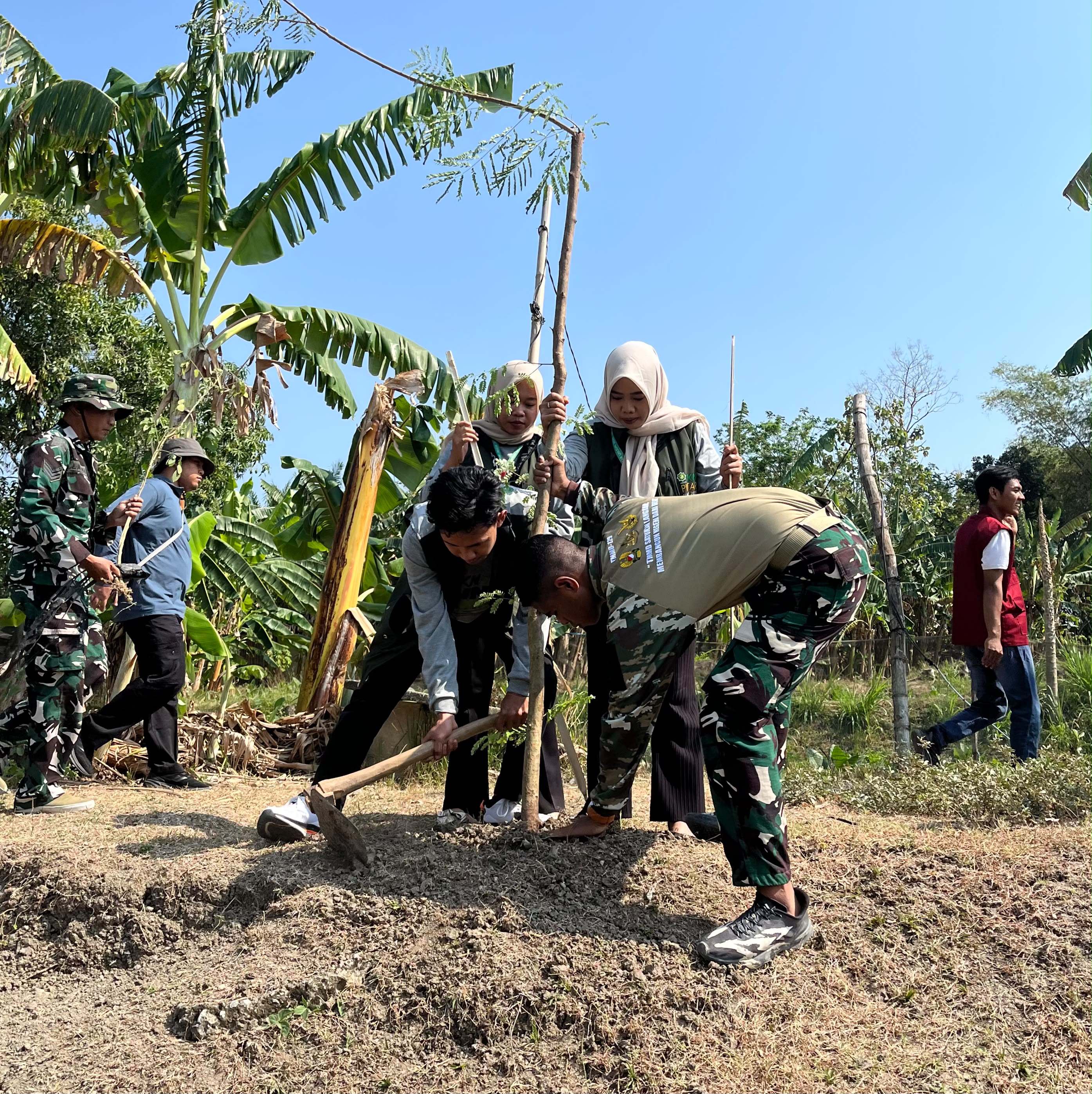 KKN UNUGIRI Bersama TMMD Gelar Penanaman Pohon di Embung Desa Kesongo
